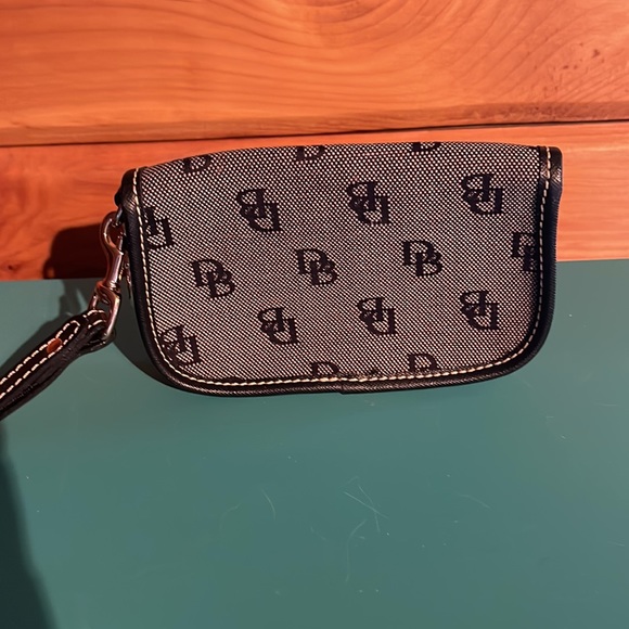 Dooney & Bourke wristlet - Picture 5 of 13